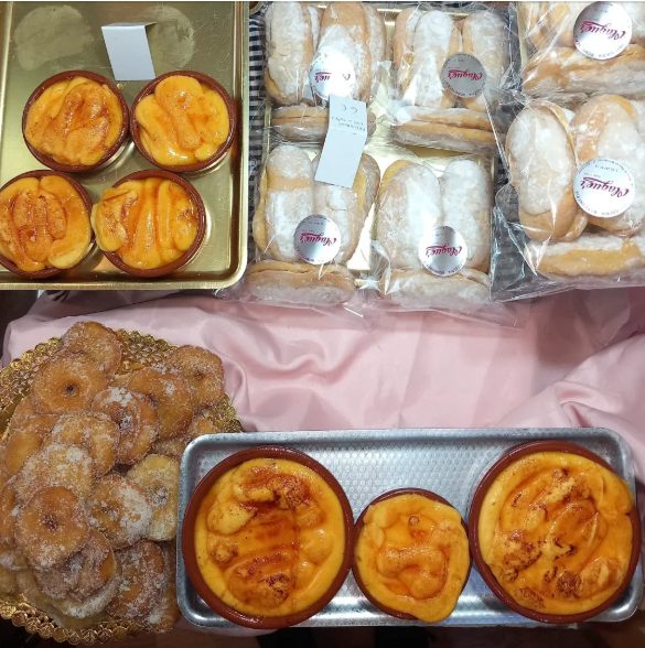 Cassoletes de crema cremada amb el sucre caramel·litzat, al costat de bunyols ensucrats