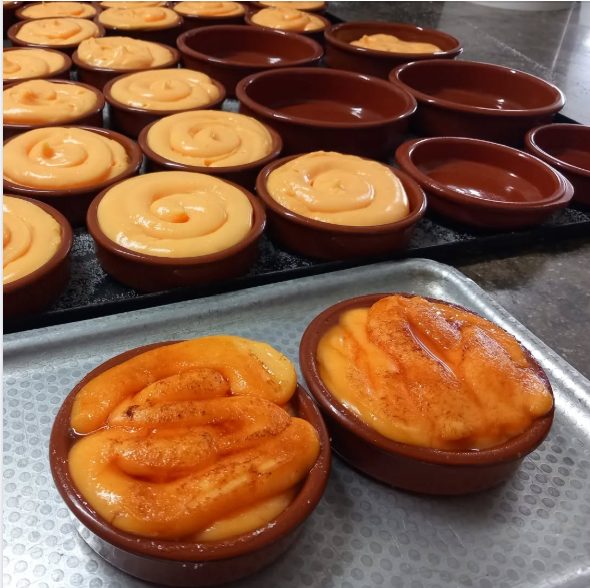 Safata de cassoletes de fang amb crema cremada acabada de fer, a l'obrador