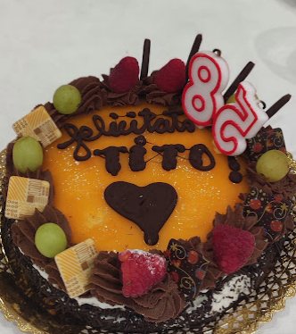 Pastís Massini amb cobertura de gelatina de taronja, crema de xocolata a la vora, gerds i raïm