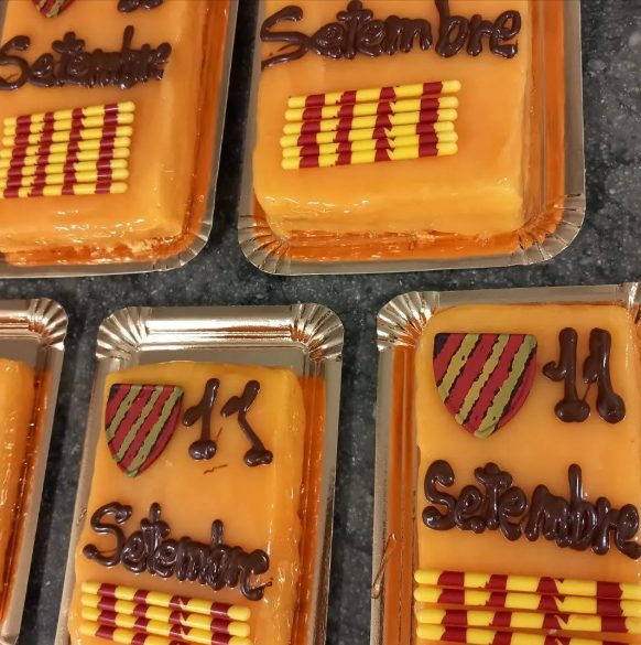 Pastissets de l'11 de Setembre decorats a mà amb la senyera i el nom de la diada escrit amb xocolata