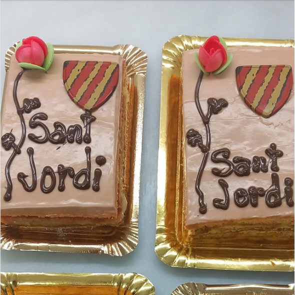 Pastissets rectangulars de Sant Jordi amb l'escut, una rosa de massapà i el nom del sant escrit amb xocolata